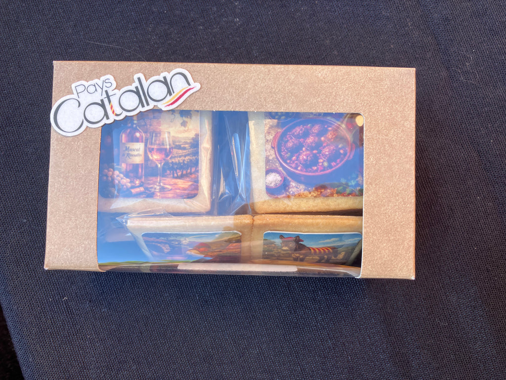 Memory gourmand catalan présenté dans sa boîte avec biscuits sablés illustrés du Pays Catalan